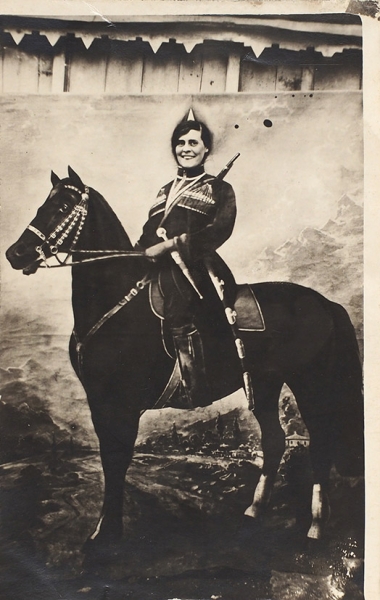 Неизвестная фотография Лили Брик в тантамареске (стенде для фотографирования) с изображением конного горца. [1930-е гг.].