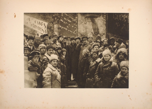 Ленин: Альбом. Сто фотографических снимков / сост. В. Гольцев. М.; Л.: Госиздат, 1927.