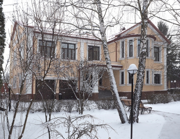 2-х этажный дом общей площадью 420 м² с отдельно стоящим собственным спа-центром и домом для прислуги в деревне Милюково Первомайского поселения Троицкого административного округа Москвы.