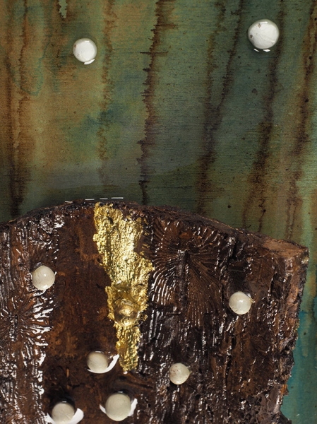 Петрова Вера. «Древо 1». 2017 . Light box, акрил, битумный лак, кора дерева, керамика, смола, поталь. 77,5x52 см.