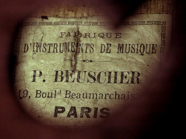Виолончель. Франция, фирма «Поль Бёшер (Paul Beuscher)». Конец XIX — 1900-е годы. Длина корпуса 69,5 см.