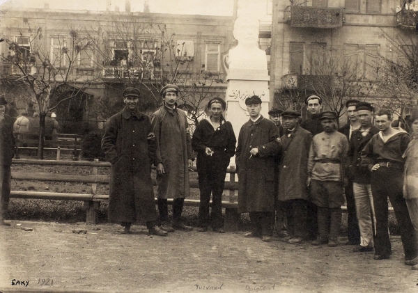 Фотография: Сергей Городецкий среди матросов и солдат. Баку, [1921].