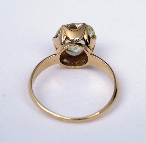 [Бриллиант 4 карата] Кольцо с бриллиантом старинной огранки в золотой оправе середины ХХ века. Бриллиант 3,89 ct, золото 585 пробы. Общий вес 3,27 г.