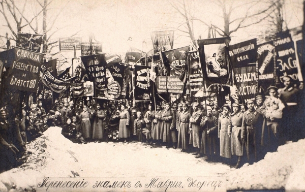 Две почтовые фотокарточки о революции 1917 года. Всемирный почтовый союз, [1917].