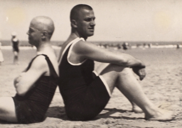 Фотография: В.В. Маяковский и В.Б. Шкловский в купальниках на пляже Нордерней в Германии / фото О.М. Брика, фотокопия А.М. Родченко. [август 1923].