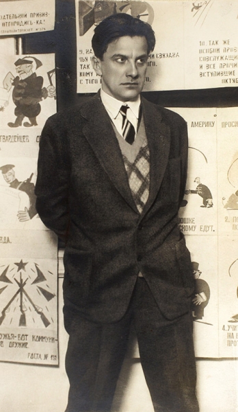 Фотография: В.В. Маяковский на своей персональной выставке «20 лет работы» на фоне плакатов Окон РОСТА. 1930.