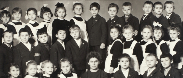 Виктор Цой на групповой фотографии своего 1-го «В» класса Ленинградской средней школы № 362 в 1969-1970 учебном году. Л., 1970.