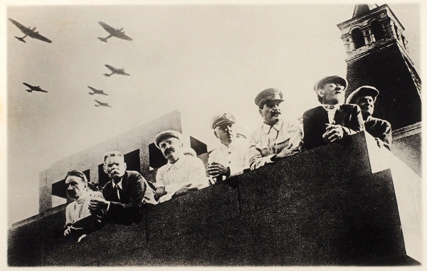 Фотография: А.М. Горький, В. Молотов, К. Ворошилов, И.В. Сталин, М. Калинин и другие члены правительства на трибуне Мавзолея во время парада на Красной Площади. М., [1932].