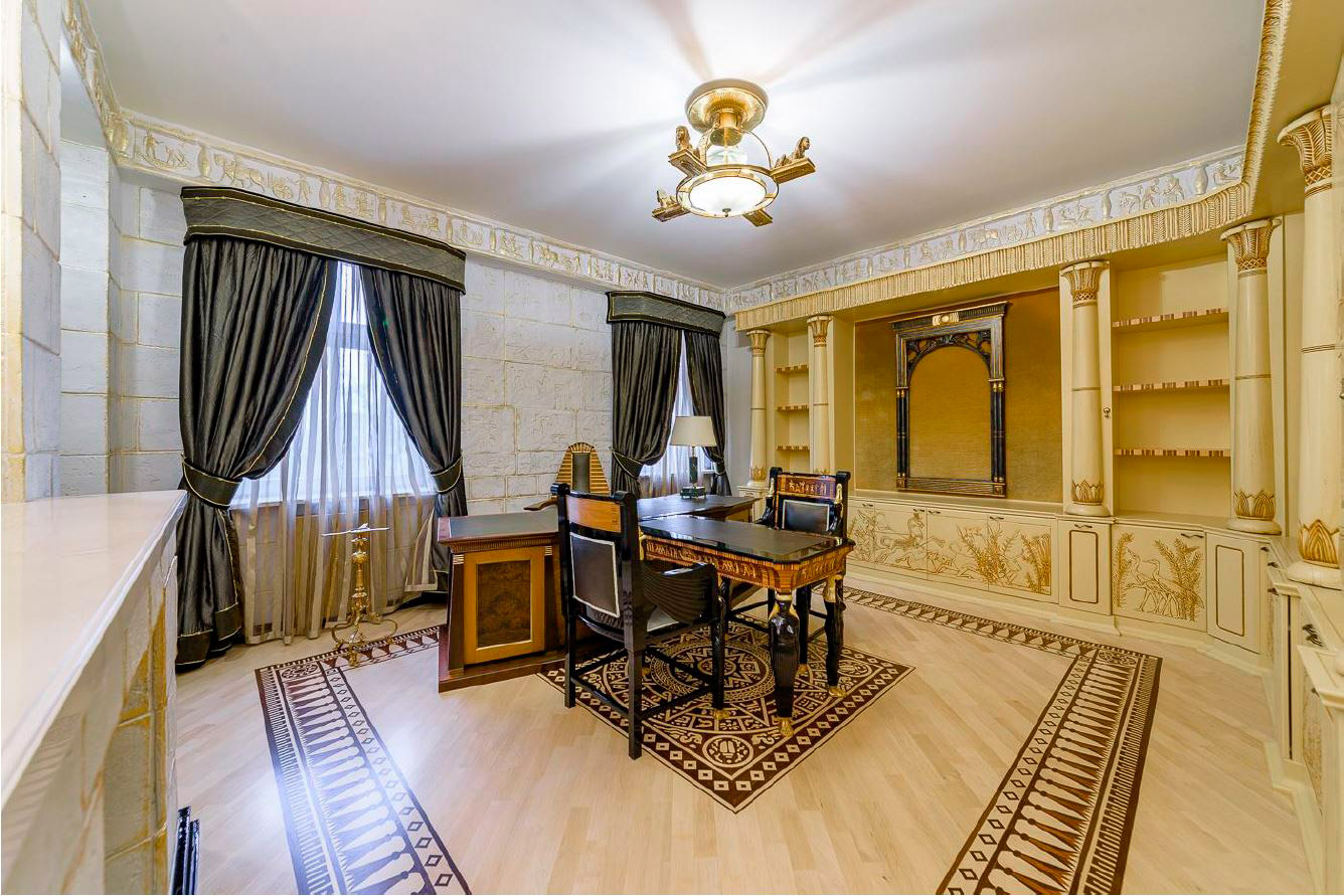 Купить квартиру миллиона в спб. Египетский стиль в интерьере квартиры. Роскошный кабинет в особняке. Квартира в египетском стиле в Москве. Богатые квартиры отделка.