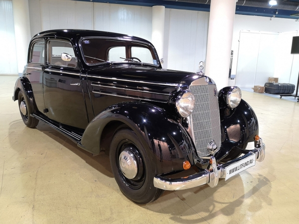 Mercedes-Benz 170S Limousine. Год выпуска: 1951. Mercedes-Benz 170S (W136) 1949-1955 гг. считается первым автомобилем S-класса: буква «S» в названии означала «Sonder modell» и указывала на более высокий уровень качества и комфорта.