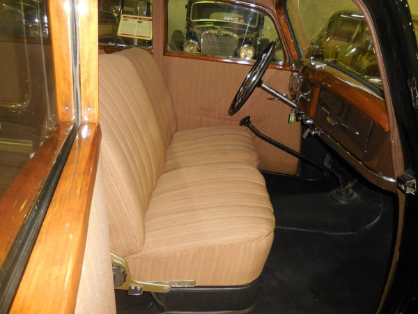 Mercedes-Benz 170S Limousine. Год выпуска: 1951. Mercedes-Benz 170S (W136) 1949-1955 гг. считается первым автомобилем S-класса: буква «S» в названии означала «Sonder modell» и указывала на более высокий уровень качества и комфорта.