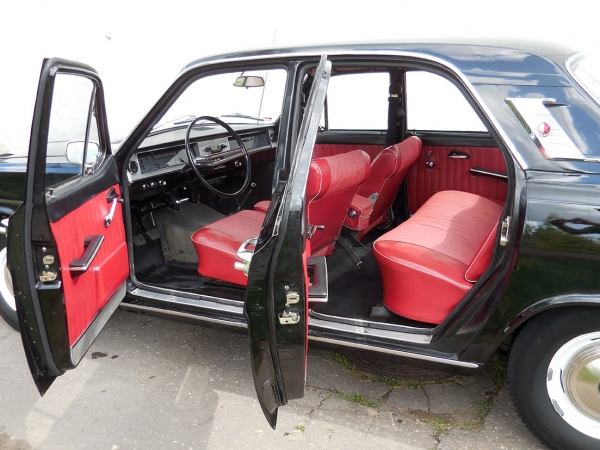 ГАЗ 24 «Волга». Год выпуска: 1973. ГАЗ-24 «Волга» — советский автомобиль среднего класса, серийно производившийся на Горьковском автомобильном заводе с 1966 по 1986 год. Впервые «Волга» была представлена на Лондонском автосалоне в 1970 году.