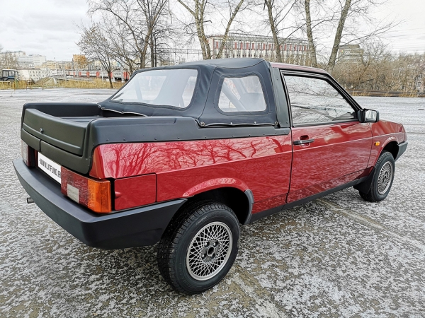 ВАЗ-2108 (Lada Samara Fun). Год выпуска: 1991. Lada Samara Fun — доработанный в 1988 году для немецкого рынка компанией Bohse вариант ВАЗовской модели 2108 с редким кузовом Ландоле.