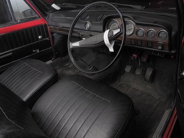 ВАЗ 21026 (правый руль). Год выпуска: 1981. Производство ВАЗ-2102 началось в апреле 1971 года на конвейере Волжского автомобильного завода в Тольятти, ровно через год после того, как началось сборка ВАЗ-2101. Автомобиль является лицензионной версией Fiat 124 Familiare с многочисленными отличиями.