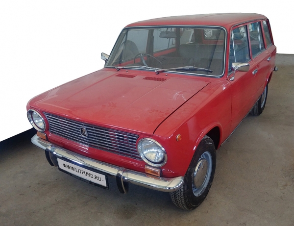 ВАЗ 21026 (правый руль). Год выпуска: 1981. Производство ВАЗ-2102 началось в апреле 1971 года на конвейере Волжского автомобильного завода в Тольятти, ровно через год после того, как началось сборка ВАЗ-2101. Автомобиль является лицензионной версией Fiat 124 Familiare с многочисленными отличиями.
