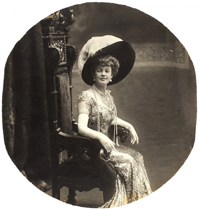 Вяльцева, А. Фотография в кресле. Б.м., [1900-е гг.].