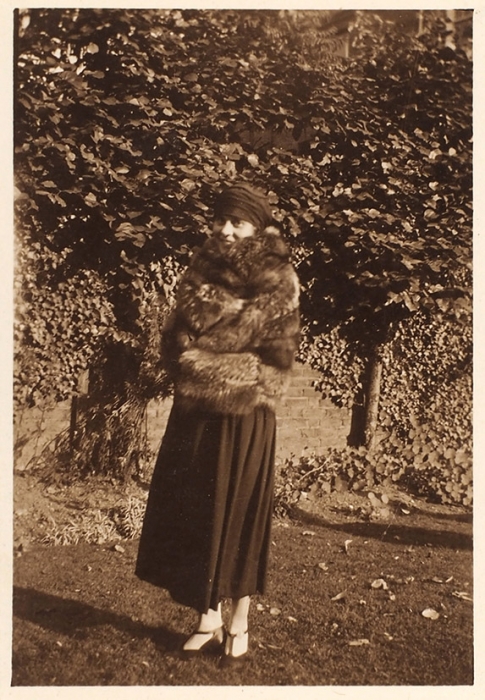Малоформатная фотография Лили Брик в саду, с автографом (?). [1930-е гг.].