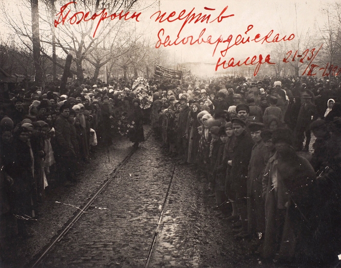 Два фото после налёта белых 21-23 февраля 1920 года на Ростов-на Дону. Ростов-на-Дону, 1920.
