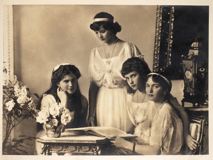 Фото Великих княжен Ольги Николаевны, Татьяны Николаевны, Марии Николаевны и Анастасии Николаевны. Отпечаток 1920-х годов.