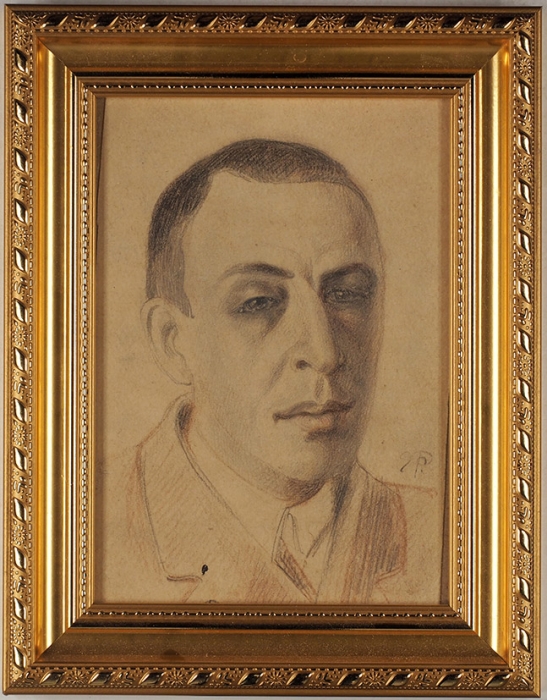 Карандашный портрет С.В. Рахманинова, исполненный художницей Е.Д. Россинской-Чичаговой. Бумага, карандаш, цветной карандаш. 16,7x11,8 см. 1930-е.