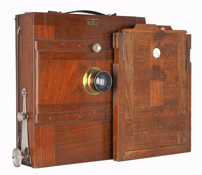 Деревянная фотокамера «Оскар Кант» № 192547 формата 18x24 см с объективом Kaelar Serie II. Предположительно конец XIX — начало ХХ века. Размер 32,3x28,7x9 см.
