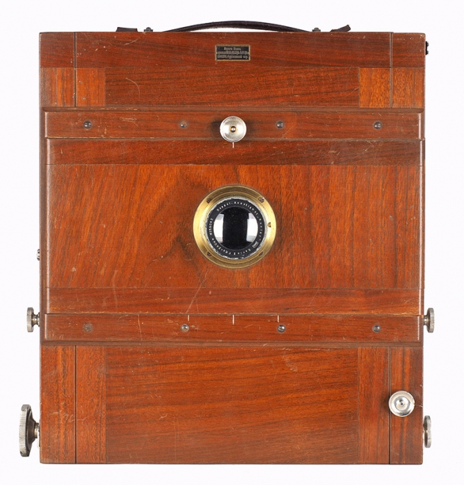 Деревянная фотокамера «Оскар Кант» № 192547 формата 18x24 см с объективом Kaelar Serie II. Предположительно конец XIX — начало ХХ века. Размер 32,3x28,7x9 см.