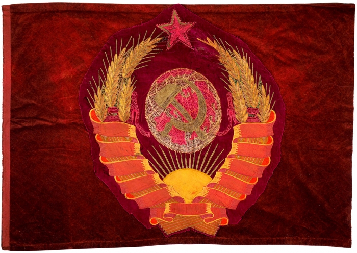 Вышивка «Герб СССР». СССР. 1920-е. Бархат, вышивка. Размер 83x117 см.