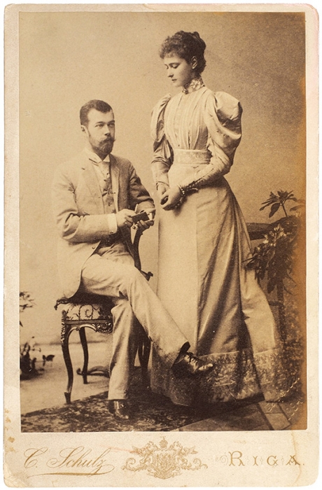 Кабинетная фотография: Император Николай II и императрица Александра Федоровна / фотограф Карл Шульц (C. Schulz). Рига, [1894-1895].