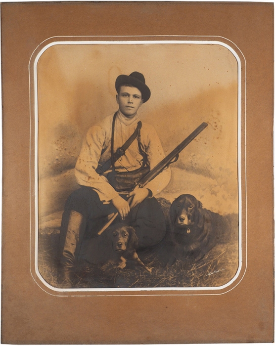 [85x67 см] Фотография «Охотник с собаками» / фот. Mathissen (?). Кон. XIX — нач. ХХ в.