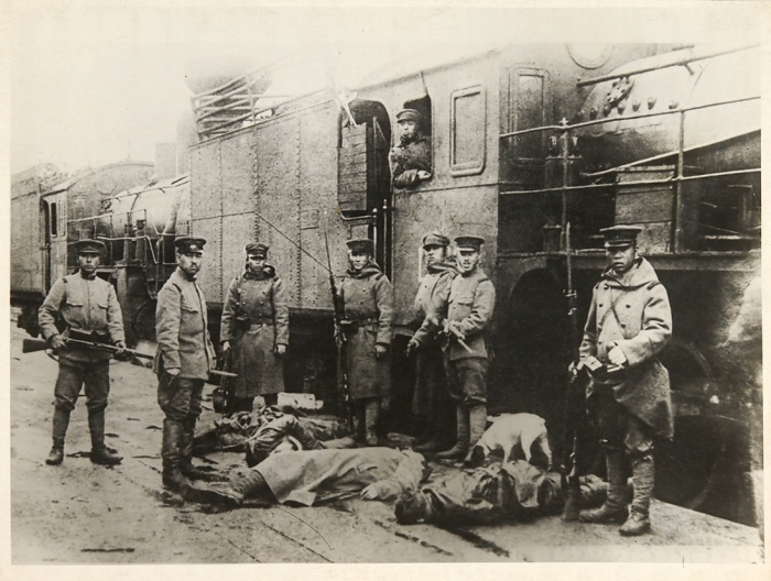 Подборка из 17 фотографий Гражданской войны и интервенции. Б.м., 1917-1922.