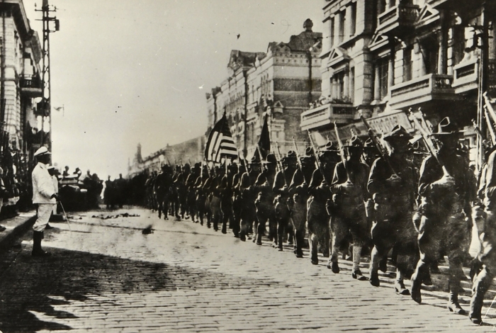 Подборка из 17 фотографий Гражданской войны и интервенции. Б.м., 1917-1922.