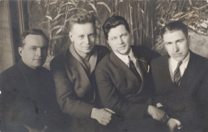 Фотооткрытка: Г. Ряжский, Ю. Пименов, Ф. Богородский, А. Дейнека. [М., 1920-е гг.].