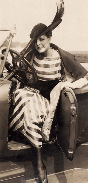 Трампюс Шарль (Charles Trampus) (18.. — 1921) «Дама за рулем». 1910-е. Фотопечать. Размер 18,4x9 см (в свету).