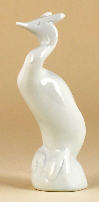 [Собрание семьи Н.М. Шверника] Скульптура «Птица». Чехия, фарфоровая мануфактура «Royal Dux Bohemia». 1960-е — 1970-е. Фарфор. Высота 12 см.