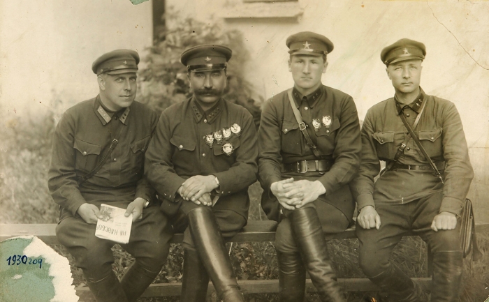 Фотография Семена Буденного с группой офицеров на командных учениях. Коппиц, 1930.