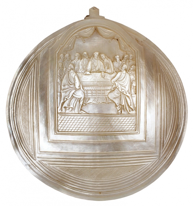 Икона на перламутре «Тайная вечеря». XIX век. Перламутр, резьба. Диаметр 14 см.