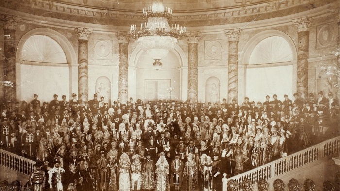 Общая фотография участников придворного бала-маскарада в Эрмитажном театре в Санкт-Петербурге. 1903 год.