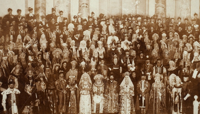 Общая фотография участников придворного бала-маскарада в Эрмитажном театре в Санкт-Петербурге. 1903 год.