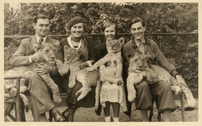 Лот из семи семейных фотографий и четырех открытых писем из собрания Таисии Фальц-Фейн. [Мюнхен, 1920-1954].
