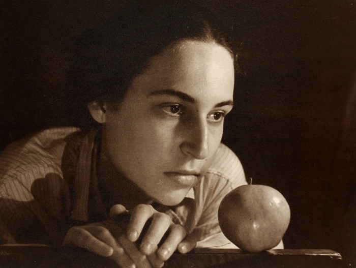 Фотография Юнны Мориц с яблоком. Киев, 1957.